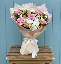 Букет цветов из:  Гвоздики, Орхидеи и Розы в Новоукраинском