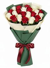 Букет Микс из красных и белых роз в Новоукраинском