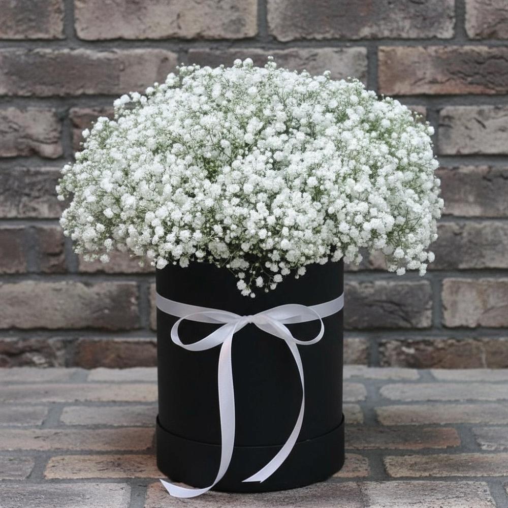 Цветочная композиция из Гипсофила в шляпной коробке в Новоукраинском