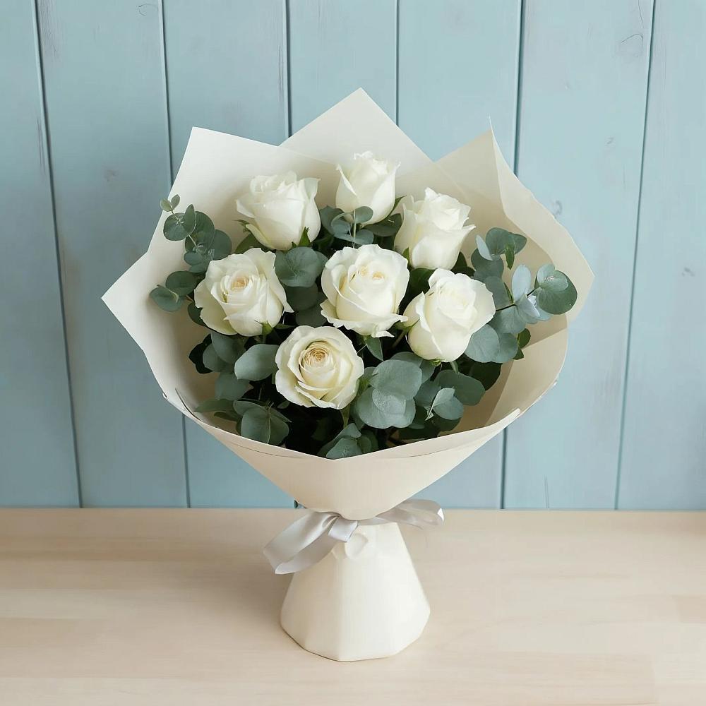Букет Белые розы в Эвкалипте в Новоукраинском