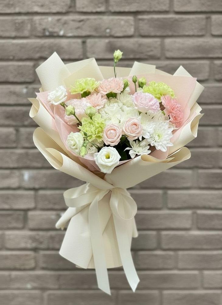 Букет цветов из: Гвоздики, Розы, Лизиантусы и Хризантемы в Новоукраинском