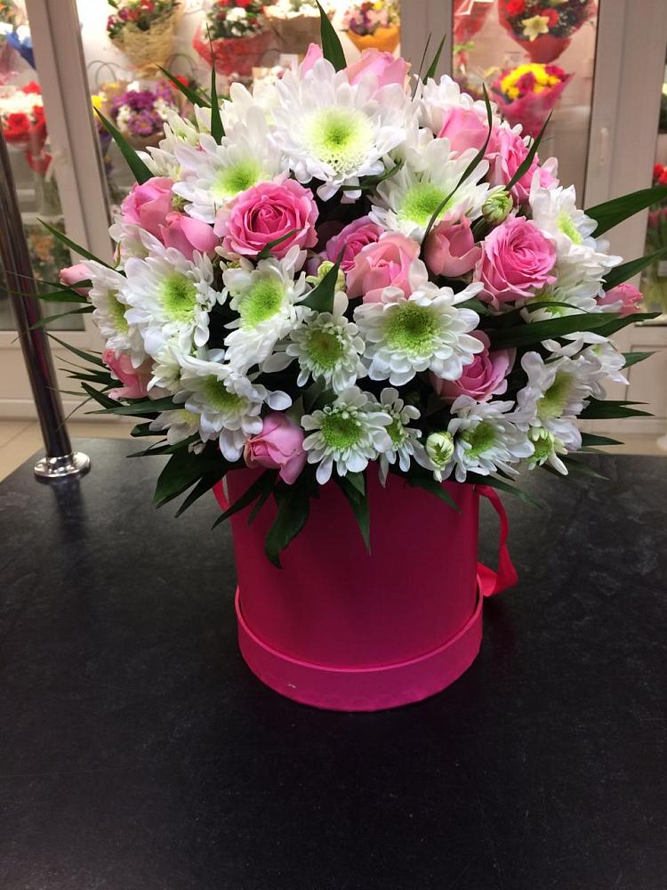 Цветочная композиция из Розы и Хризантемы в шляпной коробке в Новоукраинском