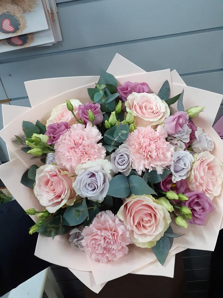 Букет цветов из: Розы, Гвоздики и Лизиантусы в Новоукраинском